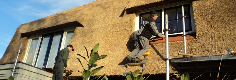 Rietdekkersbedrijf Van Drie en Vliek__Aan het werk villa