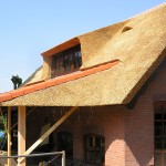 Rieten dak - timmerwerk - Woonhuis Putten zijkant veranda