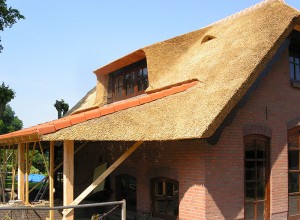 Rieten dak - timmerwerk - Woonhuis Putten zijkant veranda